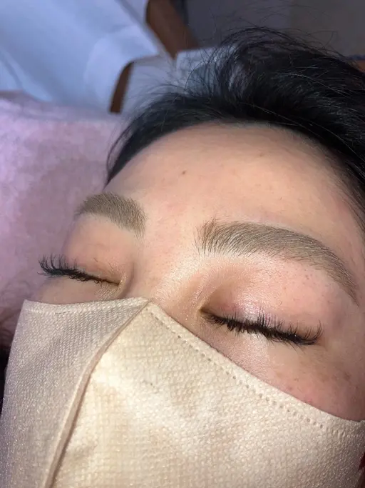 眉毛スタイリング　顔の形に合わせ、Wax付き