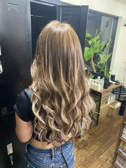 シールエクステ100本以上で1本220円 ※ハイライト等ハイトーンのエクステは300円です。