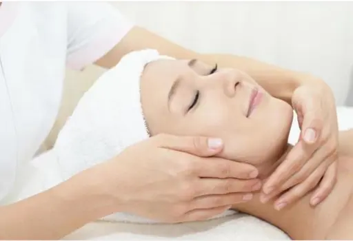 【大人気‼️ うるおい美白コース】(パック&美容液付)