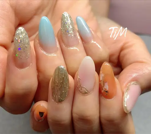 オフ有限定（ストーンパーツ2本以上付いてるロングネイルの方）ハンド　カラーグラデーション　※シアカラー不可