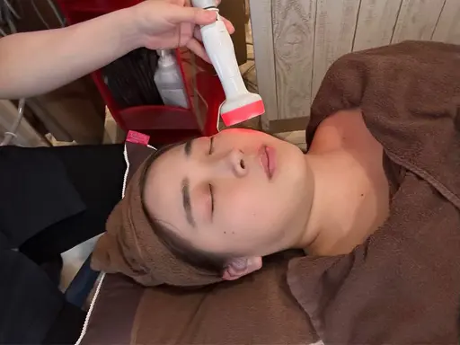 【春休み🌸学割🎀】最速AIモデル顔🌟小顔矯正×最新EMSマシン🌟丸顔/二重顎/頬肉/加工なしで映え盛れる🙌