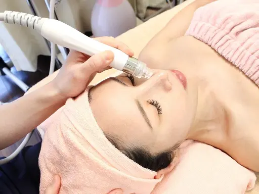 《当店人気60分》ハイパー小顔フェイシャル+毛穴吸引+美容液導入+首肩+LED光パック+耳ツボジュエリー3粒プレゼント