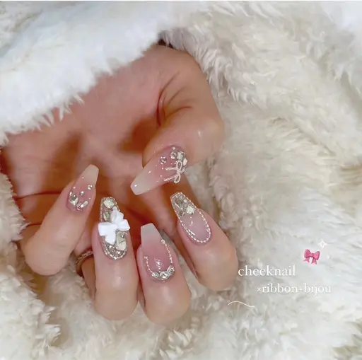 【ジェルネイル】ビジューネイル💅オフ¥1100  エアジェル🉑ベービーブーマートレンド取り入れたデザイン。