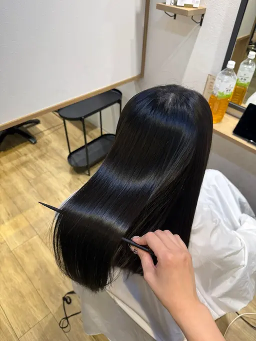 インスタでよく見る艶髪になる近道は、髪質改善縮毛矯正💗✨ダメージを出来るだけ抑えてます😌最終受付16時半です🥰