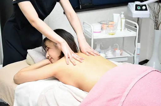 首コリ、猫背、巻き肩改善☆上半身集中リンパトリートメント60分