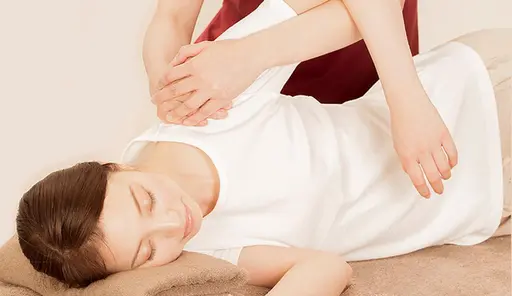 全身整体。鍼灸施術。身体の歪みを判別し、心地良く関節を動かし、歪みを整えます。身体の不調、痛み、お悩みの方オススメです！