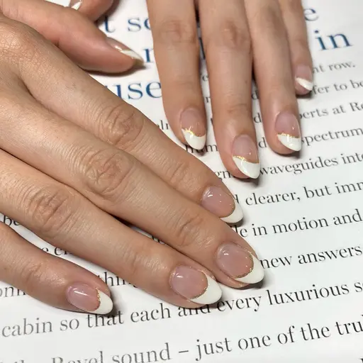 【12/22​〜​1/13日】白フレンチ＋ラメライン🐇オフ無し