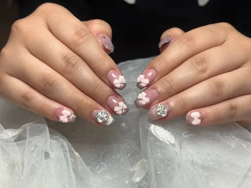 ハンドネイル自爪🎀🉐ミニモSALE 持ち込みデザインアート 10本パーツ、シールつけ放題（ジェルオフ無料）通常料金