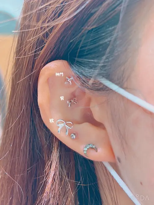 🍓耳つぼ6粒🍓耳元がピアスなしでもと~っても可愛くなっちゃう 初心者の方は6粒がオススメです🔰