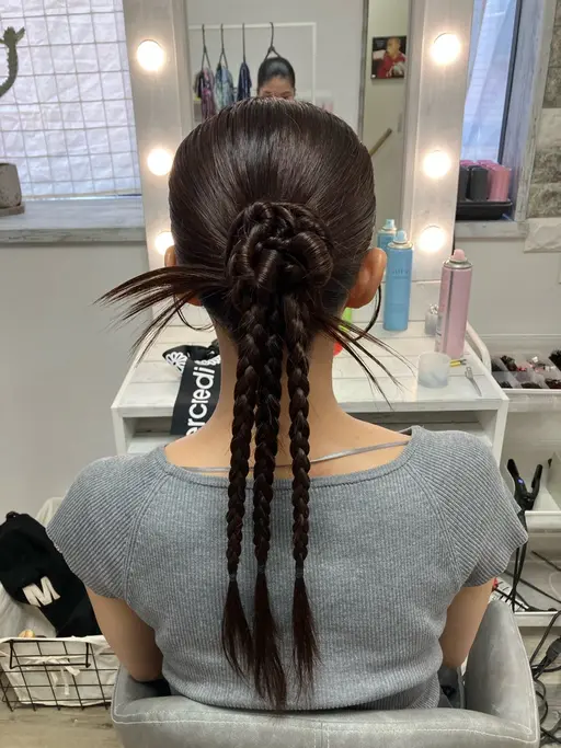 【月曜日限定クーポンヘアセット‼️】17時00分​〜​21時00分のみ