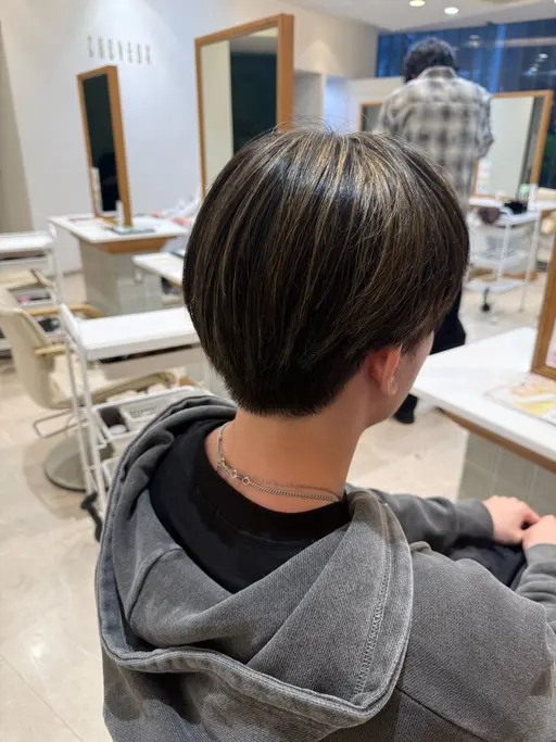 【男性女性問わずブリーチしたい方必見！！】カット✂️+Wカラー🎨