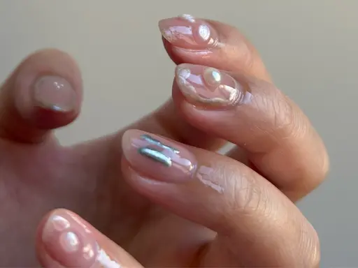 当店にあるデザインの中から選ぶスタイルです。ご自身でオフできるピールオフジェルに変更可能です。