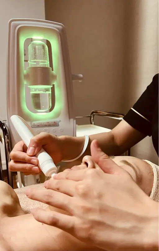 【毛穴洗浄　ハイドロスプラッシュ✨💧＋デコルテドレナージュ付　5500円】　ニキビ・毛穴が気になる方におすすめ！