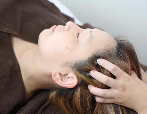 人気メニュー【小顔・むくみ】筋肉揉みほぐしリンパマッサージ&ドライヘッドスパ&EMS付　施術時間45分でスッキリ感アップ