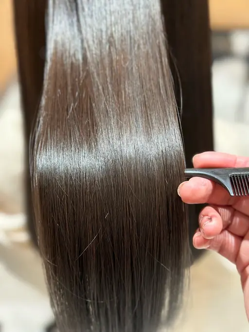 カット+縮毛矯正(髪質改善ストレートは+2000) ロング料金が発生致します。(M+500、L+1,000)