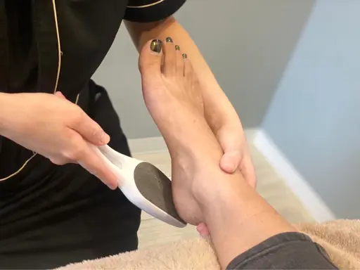 【足裏角質ケア】いつでも見せられる足に🦶✨ゆったりソファーでの施術🍀(ひび割れ/乾燥/角質/ザラつき等)