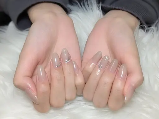 【オフィス系シンプルネイル】〜ワンカラーにストーン乗せで少し華やかに〜❣️