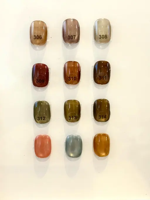 季節に合わせた奥行き感あるマグネットネイル/オフ込み