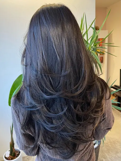 【毛先の重たさと動き・ボリュームがしっかり出るのが特徴的】レイヤーカット➕カラー➕Aujuaトリートメント
