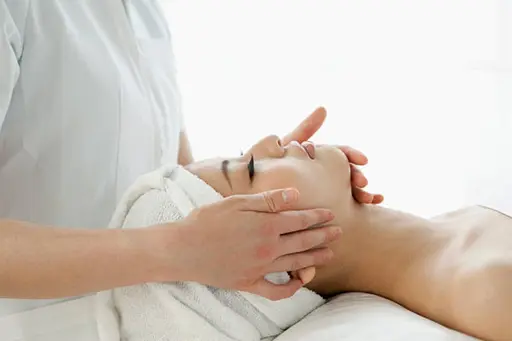 【小顔フェイシャル】＋毛穴洗浄/ヒト幹細胞コスメ使用/スカルプ/デコルテ/高品質アロマ/60分