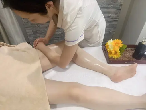 癒し・大人のアロマリンパオイルマッサージ50分(デコルテあり)