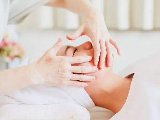 フェイスライン・むくみ・二重あご★小顔フェイシャル60分