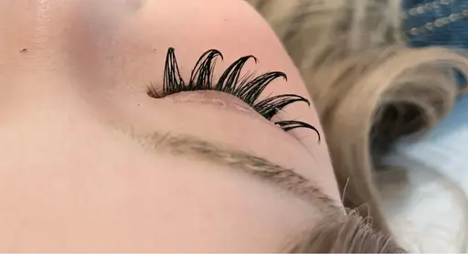 1/18日(日曜日)12:30​〜​マツエク👀フラットラッシュ100本🎠オフ無料✒️