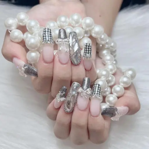 12月⭐️オフ無料⭐️🎀チップ＋ジェル長さだし⭐️持ち込みデザイン⭐️アート1️⃣0️⃣本パーツつけ放題🎁