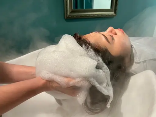 正月休みやお仕事明けの疲れに🫧ﾍｯﾄﾞｽﾊﾟ＋ﾌｯﾄﾏｯｻｰｼﾞ足は加圧式マッサージ機を使用します🌷