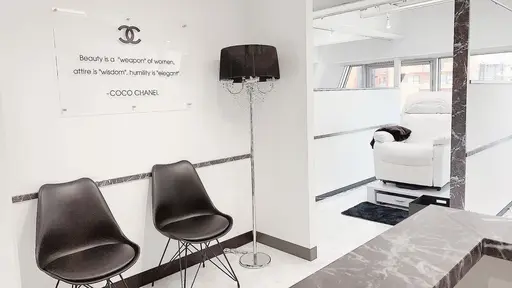 White Camellia 梅田茶屋町店