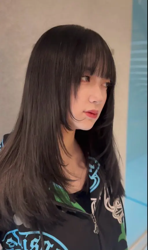 ロングレイヤーカットハッシュカットやフェイスレイヤー