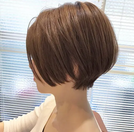 ショートボブスタイル 表面に動きが少し出るのでバックに丸みが出ます（画像のようなスタイルになります）