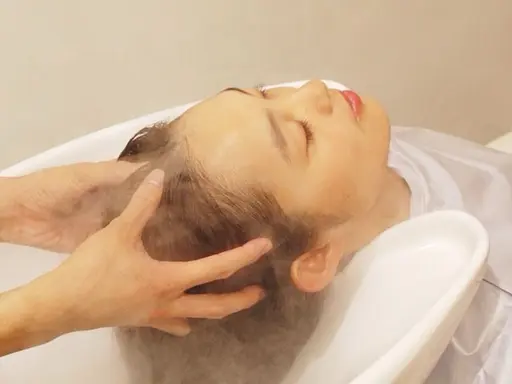 《✨頭皮のケアで脳スッキリ！✨》もみほぐしヘッドスパ＋似合わせカット💇🏼‍♀️アロマオイル付で癒し効果抜群🫧