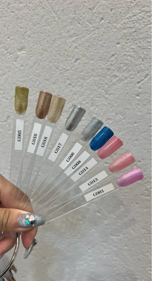 8月28日(木)13:00​〜​🤍フィルオフ＋ラメグラデーション💅🏼🌺写真のカラー限定(長さ出し亀裂直し不可)