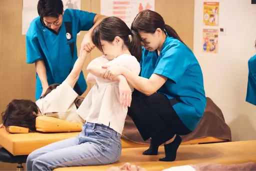 •　【人気No.1】猫背・巻き肩スッキリ！姿勢改善整体／60分