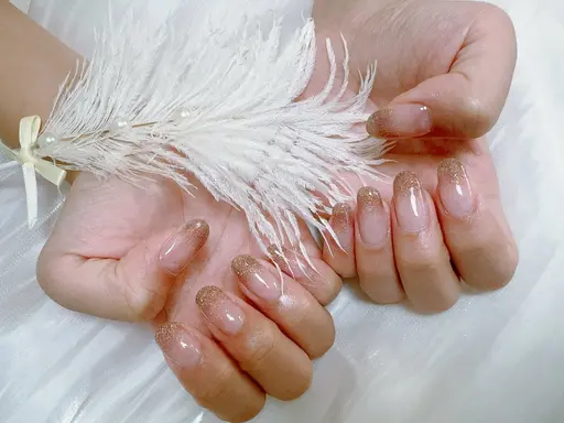 ラメグラデーション。色変更ok👌、一色追加別途料金+500円　(初回ジェルオフ無料ケア込み)再来他店オフ＋500円。