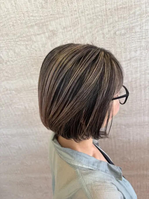 極細ハイライトをたっぷり入れて白髪も活かせるデザインです！まだ白髪がない方も歓迎！一年以内全頭ブリーチされていない方のみ