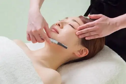 顔シェービング(まゆ上/もみあげ/生え際込)+sns人気炭酸ガスパック ¥5500