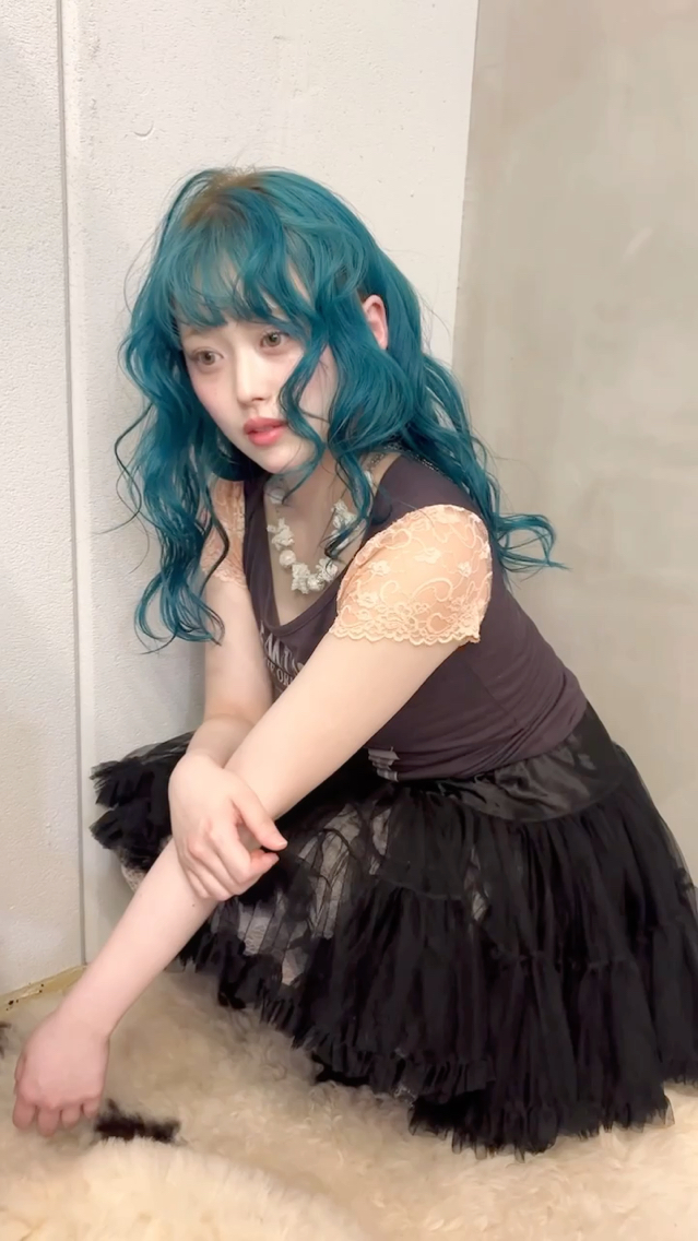 ヘアスタイル・髪型カタログ「夏っぽ Turquoise 根元brownにしてる