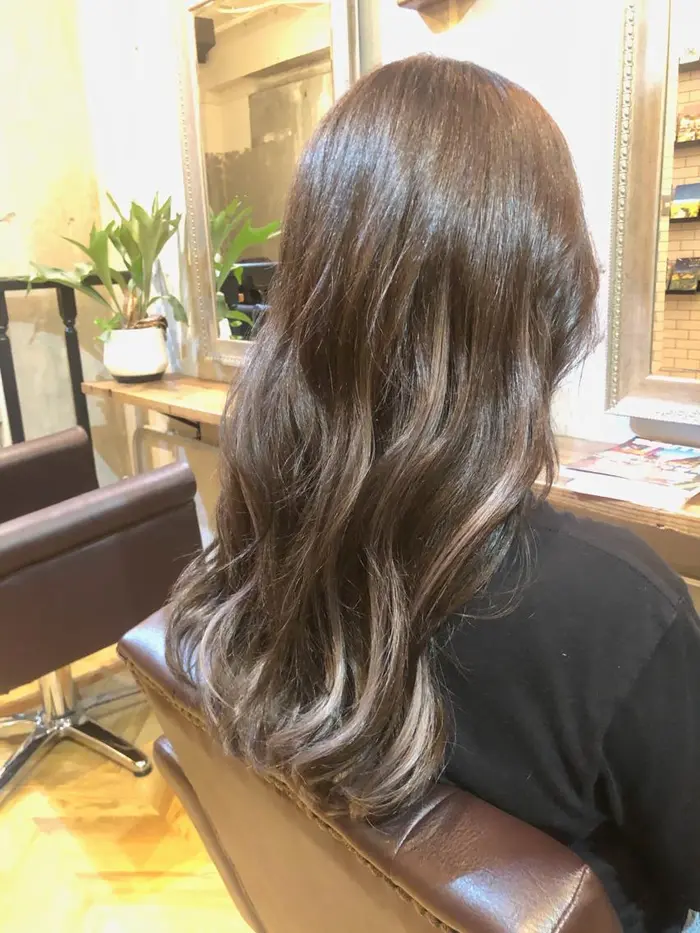 ヘアスタイル・髪型カタログ「カラー、シールエクステ60枚で透明感の