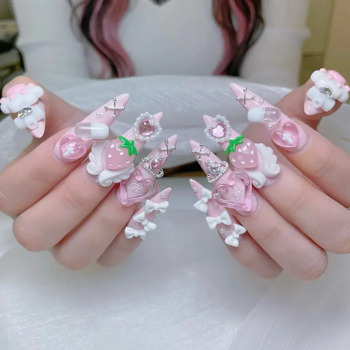 ネイルデザイン・アートカタログ「#いちごネイル #地雷系ネイル#クリア