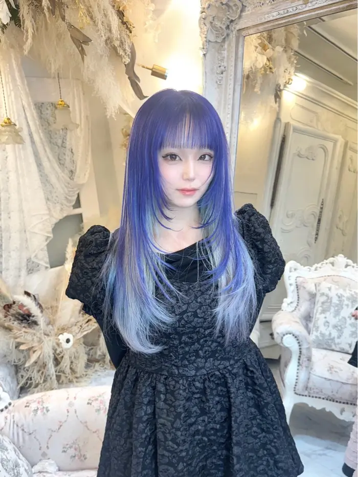 ヘアスタイル・髪型カタログ「ホワイト ×水色グラデーションデザイン