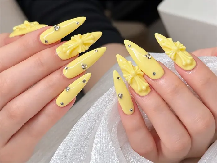 ネイルデザイン・アートカタログ「イエロー×立体フラワーのネイル♡ 色