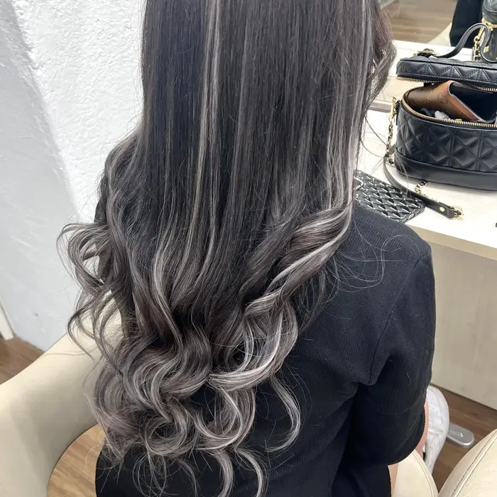 ヘアスタイル・髪型カタログ「ハイトーングレーとシルバーのエクステを