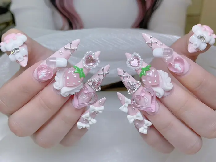 ネイルデザイン・アートカタログ「#いちごネイル#クロムパーツネイル