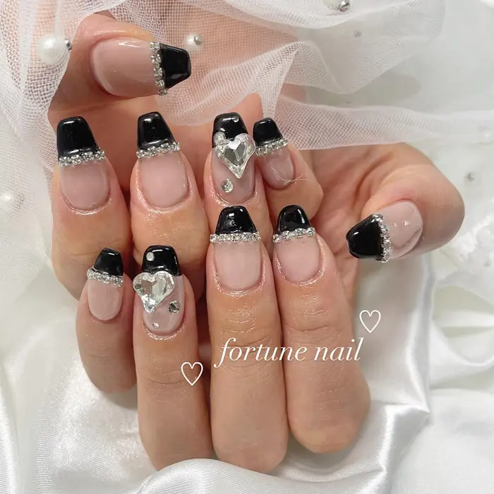 ネイルデザイン・アートカタログ「黒フレンチキラキラネイル♡ #ハート