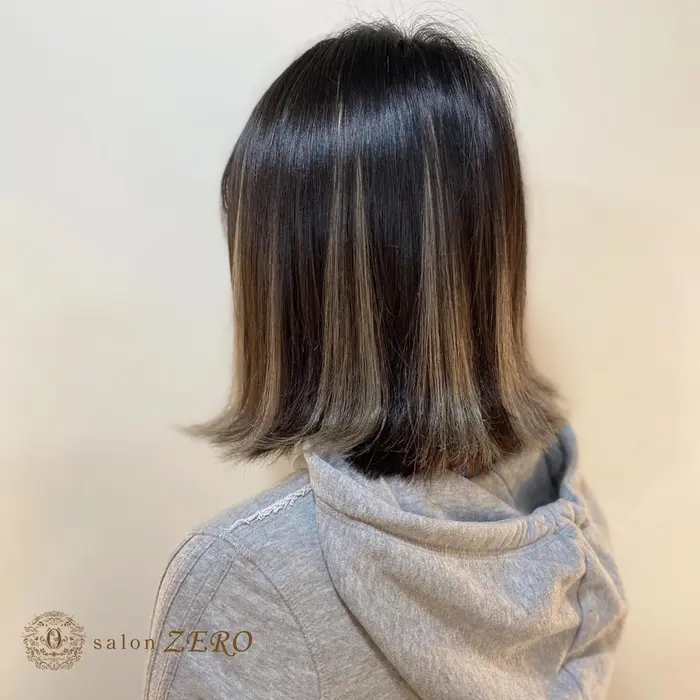 ヘアスタイル・髪型カタログ「表面にアッシュベージュのメッシュ10枚