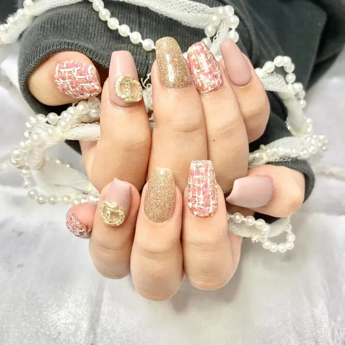 マットピンク×大人ツイードのDiorネイル フラッシュグリッターの