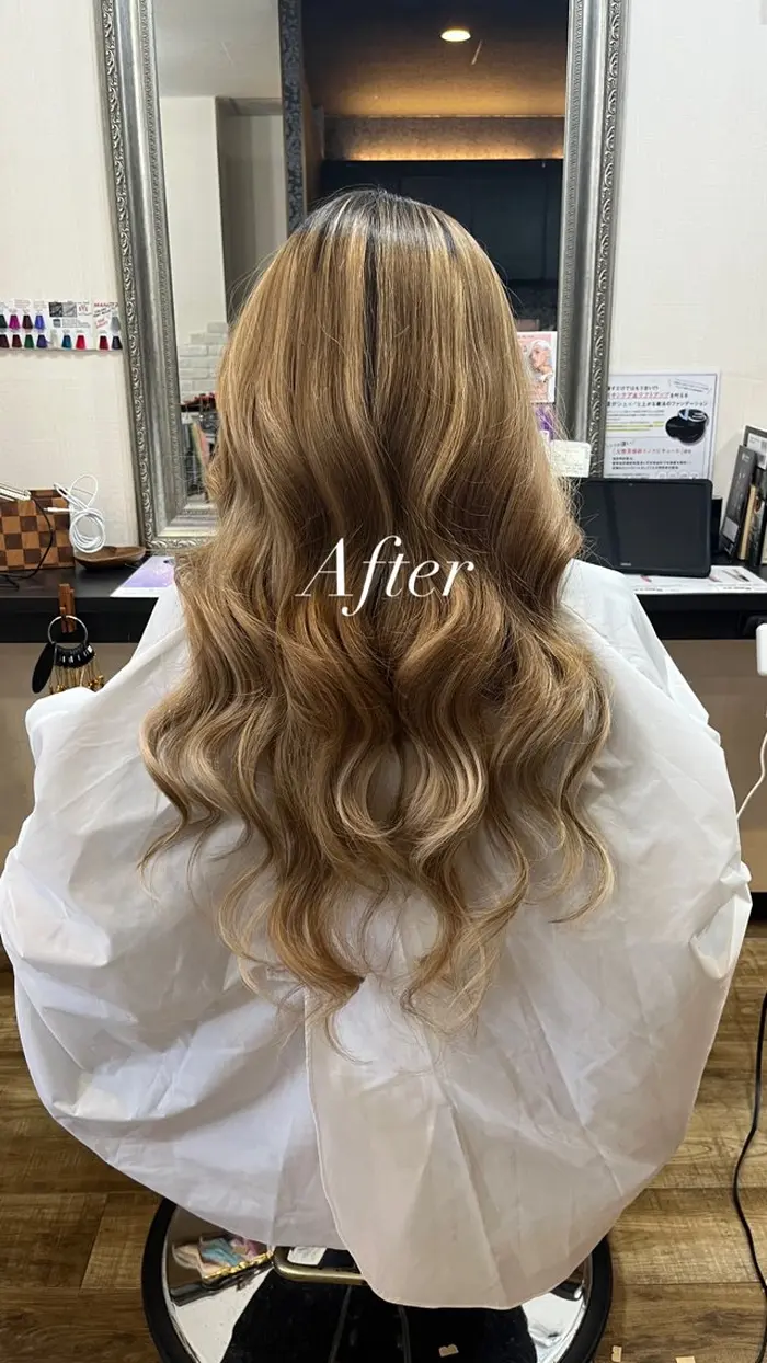 ハイライトが入った髪にシールエクステ80本 全体にエクステのハイ