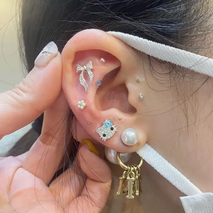 耳つぼジュエリー】 Kitty × Ribbon シルバーと水色で統一された